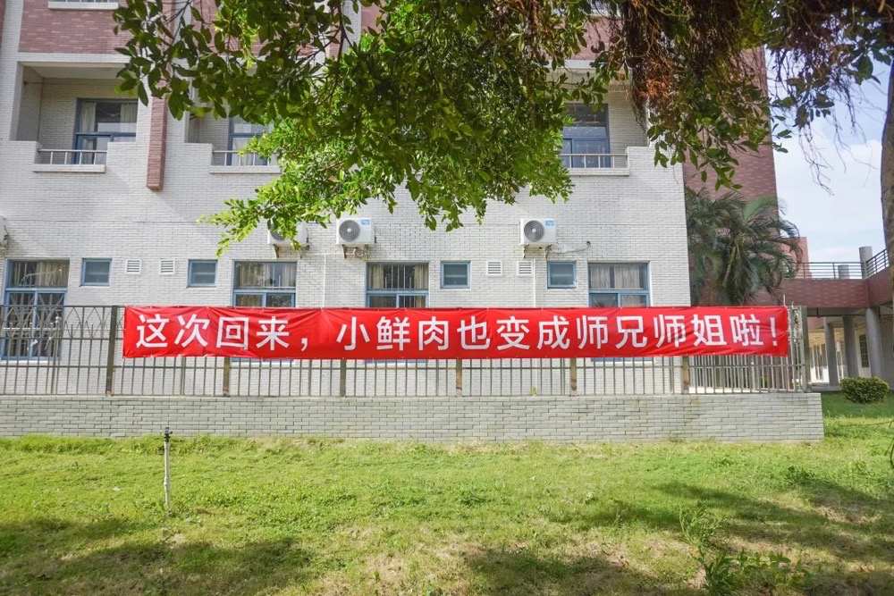 一晃,不少大学生离开校园 快八个月了 如今,终于等到可以返校的时候