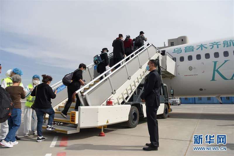 9月15日,在新疆乌鲁木齐地窝堡国际机场,乘坐"喀纳斯号"的旅客有序
