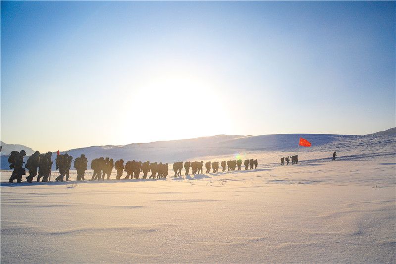 每人负重20多公斤,深入大漠戈壁,高原山地,雪山冰川等地域徒步行军100