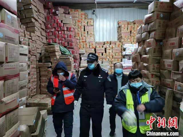 检查食品仓库.成都市公安局供图