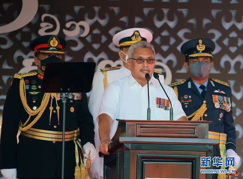 2月4日,斯里兰卡总统戈塔巴雅·拉贾帕克萨在科伦坡举行的阅兵式上