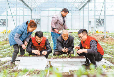 江苏省常州市钟楼区五星街道花园新村第一社区党委邀请94岁老党员夏文