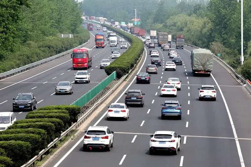 普通收费公路以车辆通过收费站收费车道的时间为准,高速公路以车辆驶