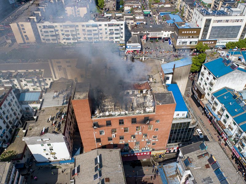 安徽池州一商场发生火灾 明火已被完全扑灭