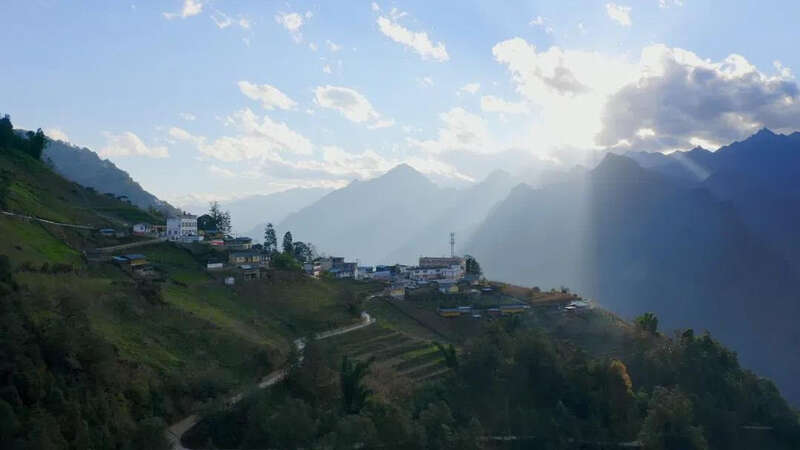 世代居住于此的傈僳人 从小只知美丽的大山 却不知山外有