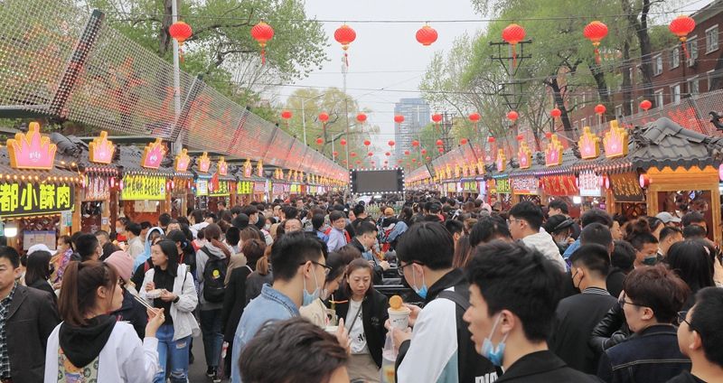 哈尔滨五一假期师大夜市火爆美食摊位前排满吃客