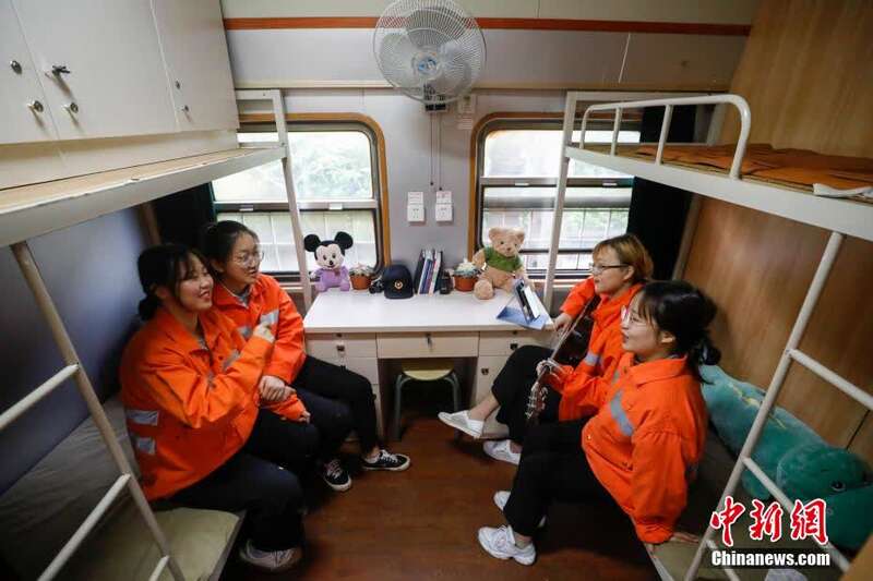女子养护组居住的宿营车经常停靠在赣闽两省间的沿线小站,业余时间