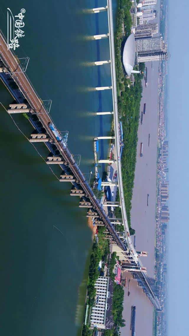 推荐>正文京九铁路九江长江大桥 位于江西省九江市浔阳区和湖北省