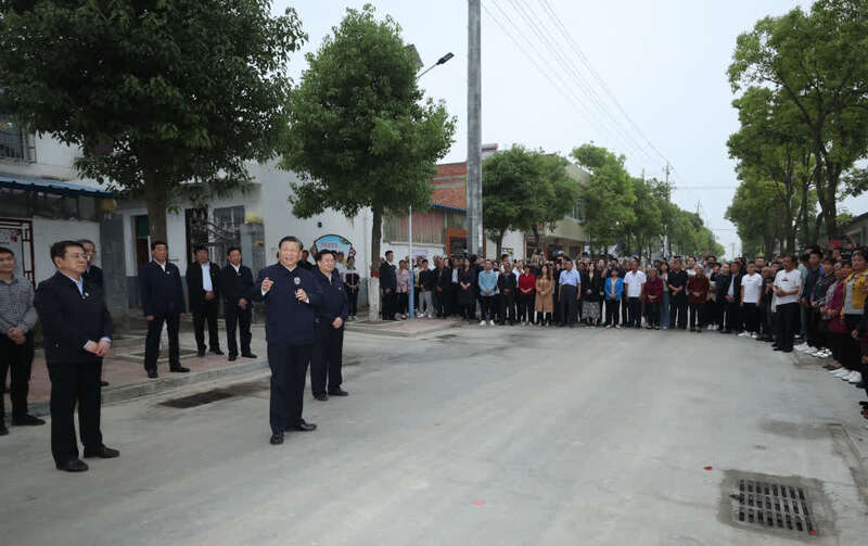 这是13日下午,习近平在南阳市淅川县九重镇邹庄村考察时,向村民挥手