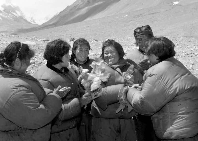 首次登顶珠峰成功登顶世界最高峰珠穆朗玛峰1960年5月25日凌晨4时20分