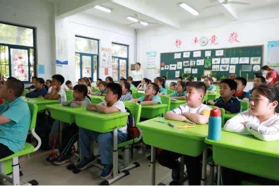安徽医科大学青年宣讲团走进小学讲党史
