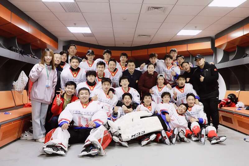 参加本次全国男子冰球锦标赛的北京体育大学中国冰球运动学院队.