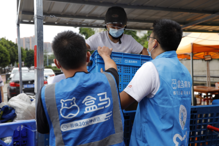 抗疫中"逆行":盒马集市每天为广州封闭社区供货数十万件