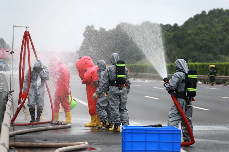 广西钦州:31.2吨氢氟酸槽罐车侧翻泄漏 险情已完全排除