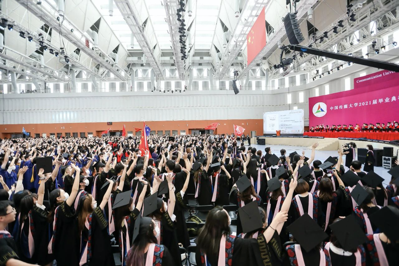 大学生发学位证书合影 news.cyol.com