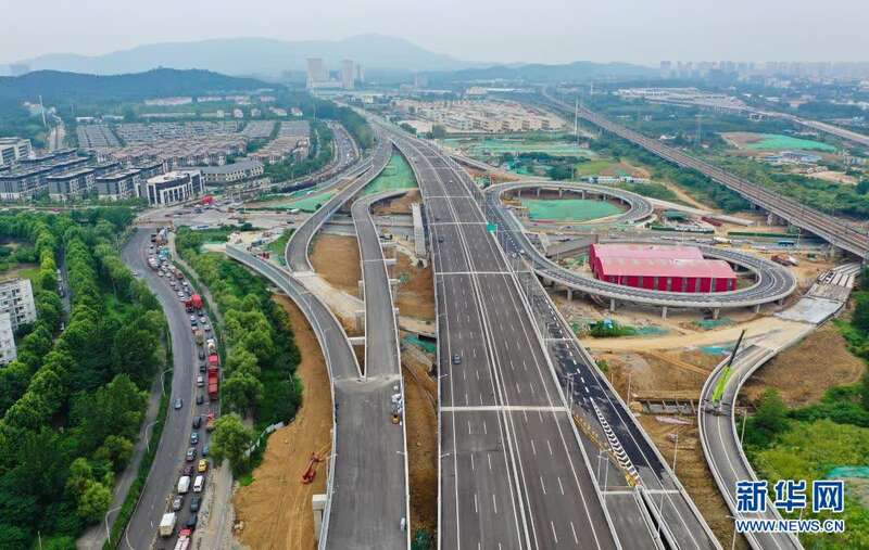 6月30日,车辆行驶在312国道南京段改扩建工程主线高架桥上(无人机
