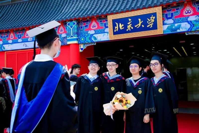 4、北京大学毕业证 照片：北京大学毕业证查询