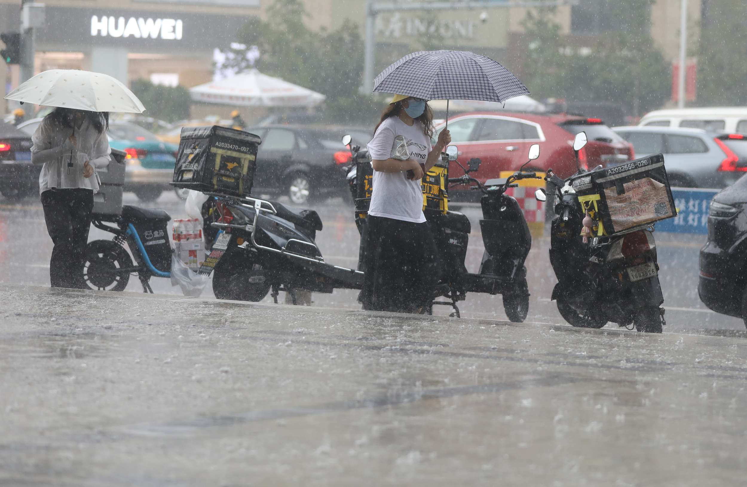 青岛迎来暴雨天气 外卖员风雨无阻坚守岗位