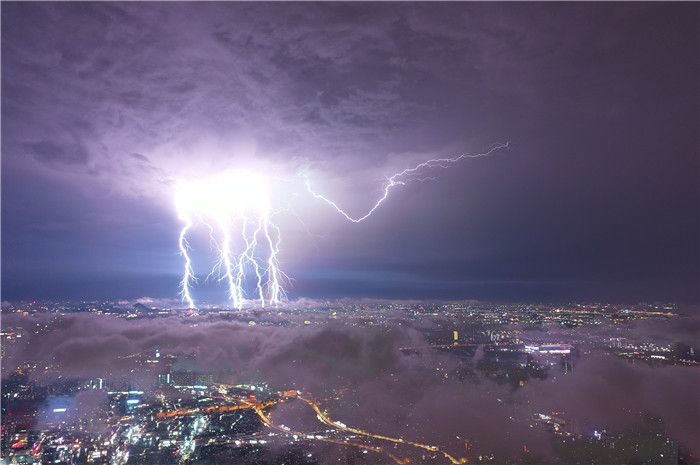 广州迎来雷暴天气 闪电划过城市上空