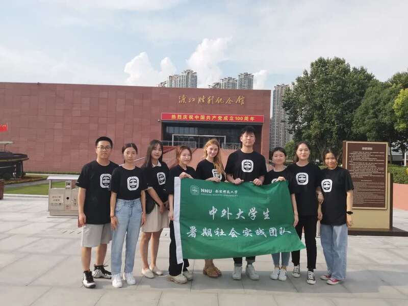 大学>正文 纪念馆内同时展出"天翻地覆慨而慷——渡江战役胜利暨南京