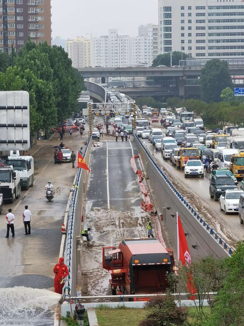 严重积水超70小时郑州京广路隧道排水清淤有多难