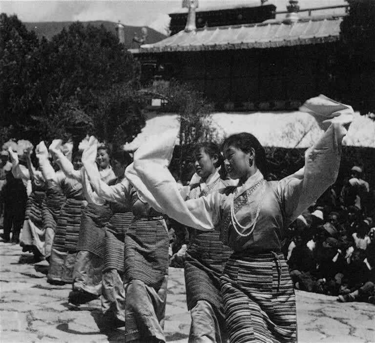 1959年4月8日,山南地区乃东县人民政府正式成立,这是西藏地区第一个