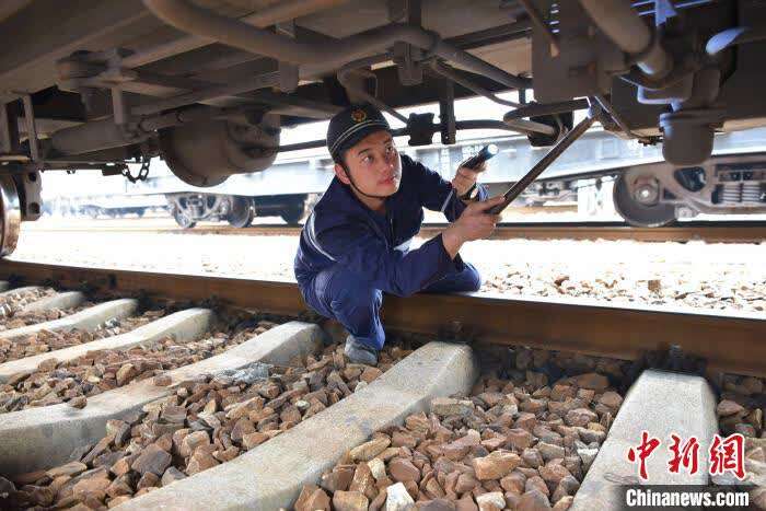 铁路"货车车辆医生":检车锤敲击出"后浪"之花