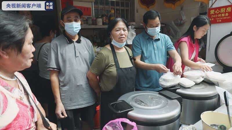 亲人生病不能回家团圆 江西南昌"爱心厨房"里共享"中秋味"