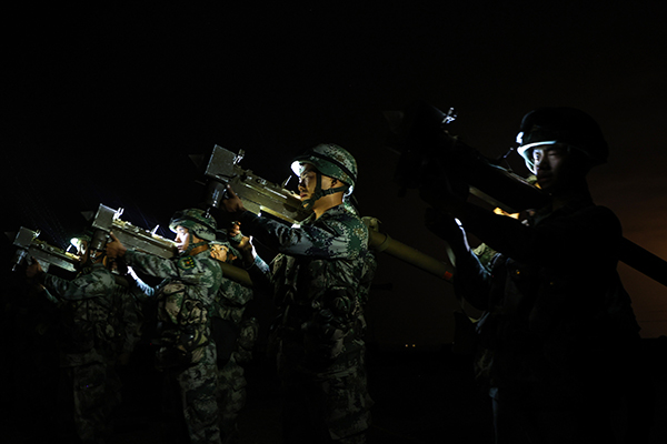 防空部队夜间大漠实兵实弹演练掠影