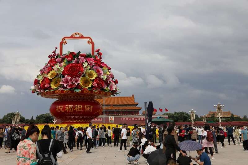 9月25日,北京天安门广场,游客在"祝福祖国"中心花篮前.