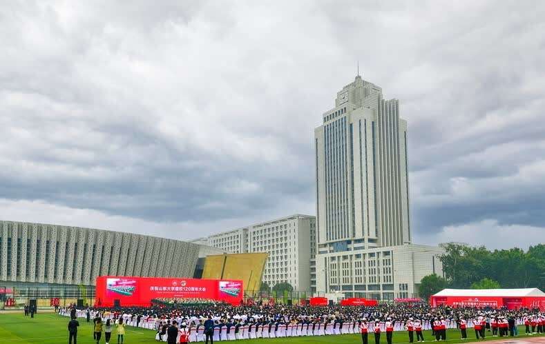 新闻频道>教育>正文 国家部委,山东省及有关地市领导,友好高校,战略