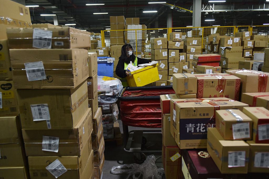 南京:工人分拣包裹 迎接双十一物流高峰