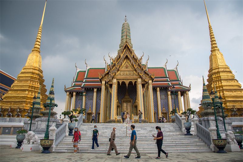 泰国开放国际旅游后众多游客在曼谷大皇宫游览
