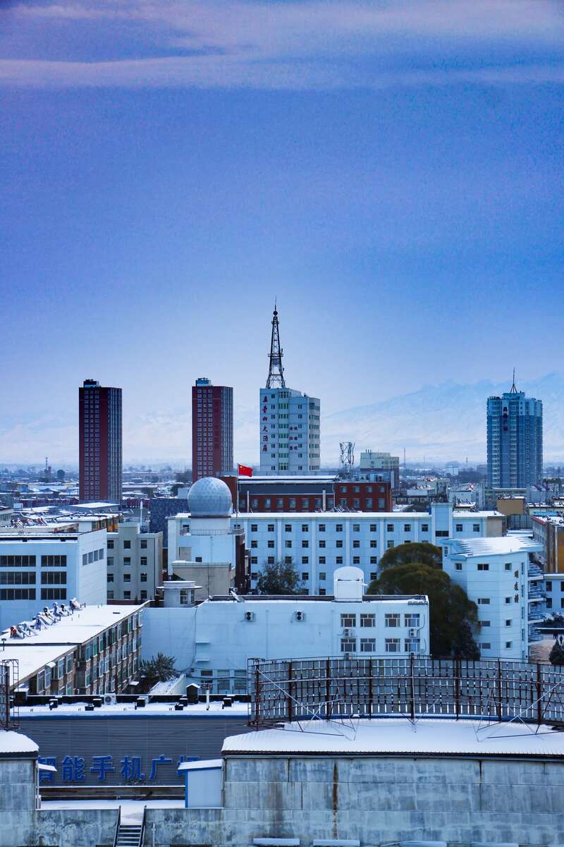 青年眼忻州师范学院校园雪景