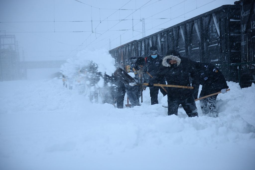 内蒙古赤峰暴雪掩埋钢轨铁路紧急救援抢险