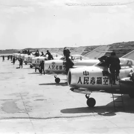 人民空军成立72周年丨七十二载,从鹰隼试翼到搏击长空