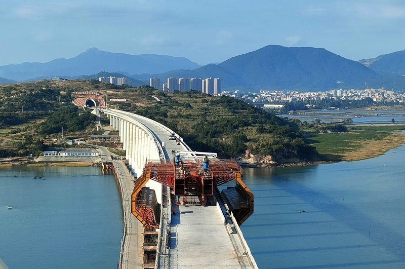 福建泉州新建福厦铁路湄洲湾跨海大桥成功合龙