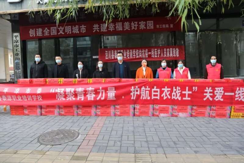 广大少先队员响应"小手拉大手,同心共战"疫""倡议,通过手抄报,诗文