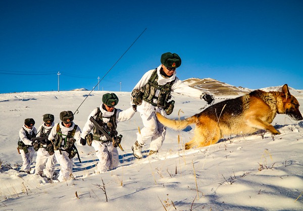 新疆塔城边防官兵踏雪巡逻 确保边境安全稳定
