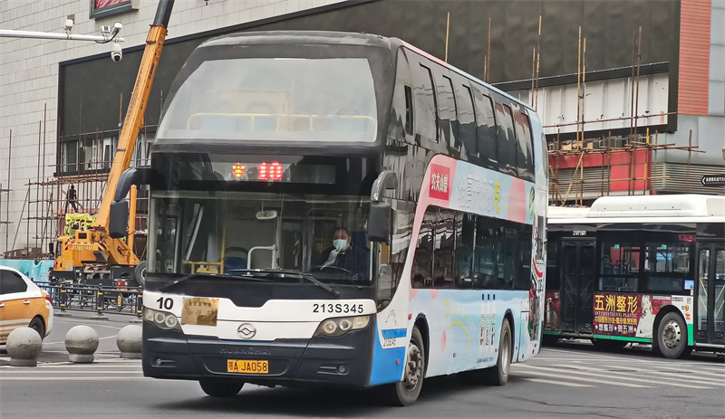 武汉陪伴市民26年双层公交车全部退出公交下线报废