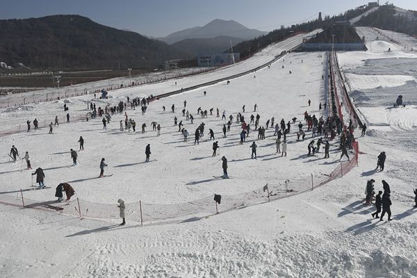 甘肃和政:滑雪季启幕 游客体验雪上娱乐项目