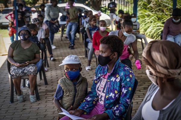 奥密克戎毒株在南非已占据主导该国单日新增连续2天翻番