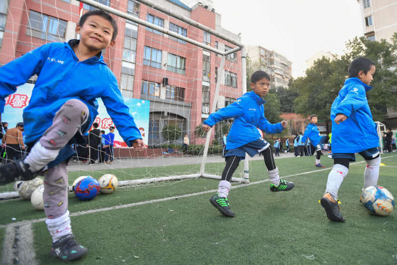 12月1日,在长沙市雨花区德馨园小学,二年级学生陈铭欲(左,胡谨仁