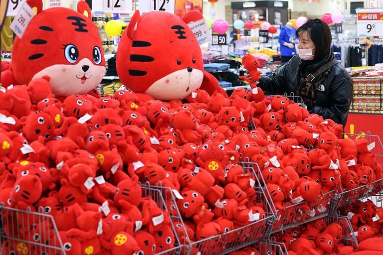 12月28日,虎年将至,南京新街口一大型超市年货摊位的虎年生肖饰品红火