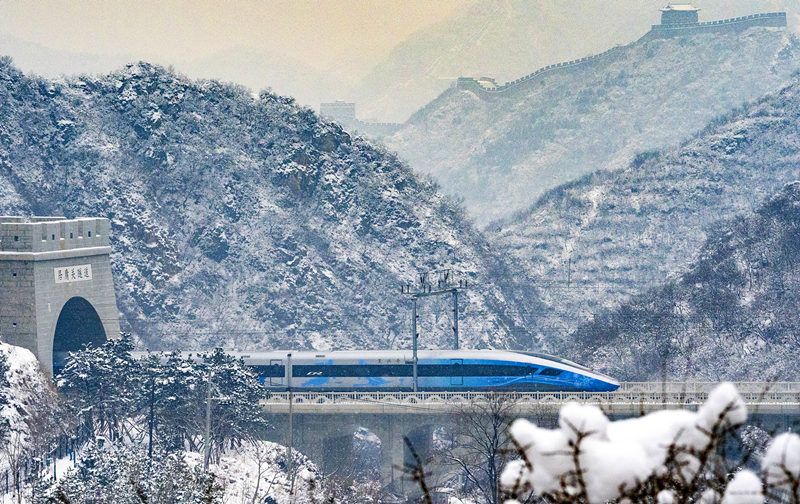 1/62022年1月22日,身披"瑞雪迎春"涂装的北京冬奥列车迎着初雪行驶在