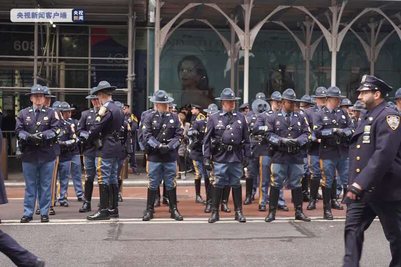 美国纽约数万警察聚集悼念遭枪击身亡的年轻同事