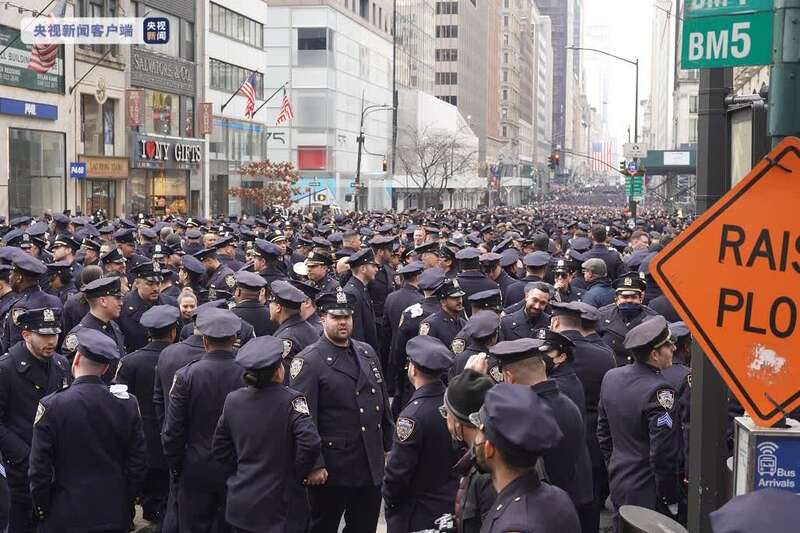 与同事杰森·里维拉(jason rivera)遭到袭击,22岁警探里维拉当场死亡