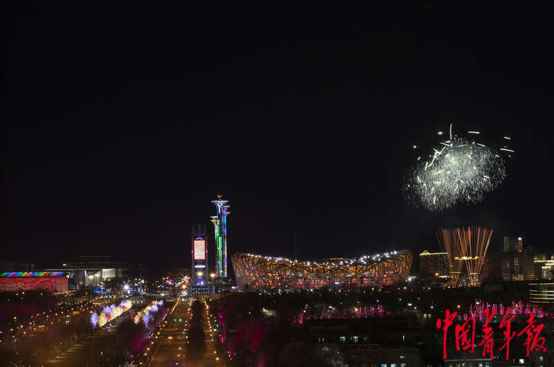 北京冬奥会开幕式焰火照亮国家体育场鸟巢上空