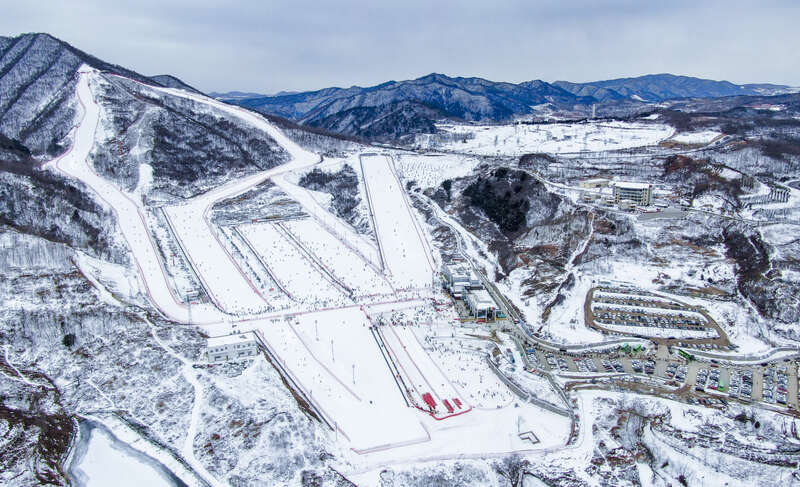 陕西照金滑雪场掀起冰雪运动旅游热潮