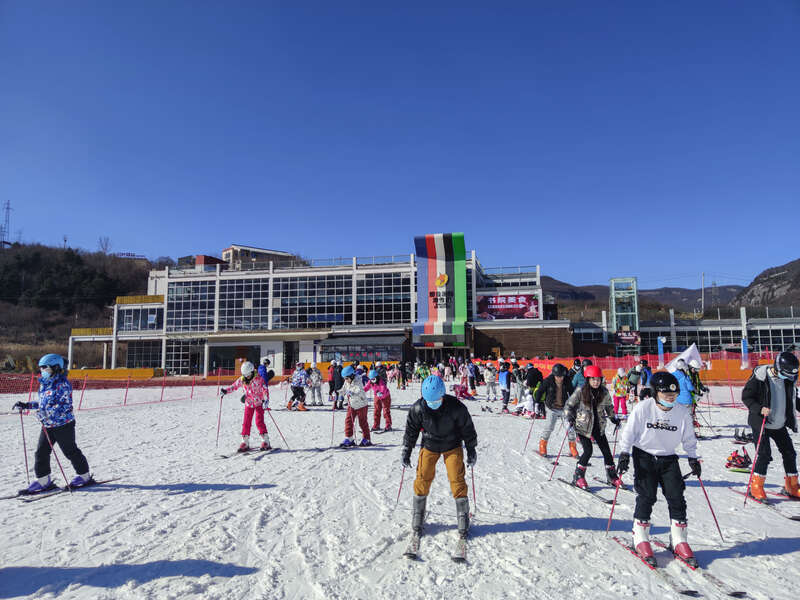 陕西照金滑雪场掀起冰雪运动旅游热潮